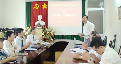 Kết nạp đảng viên mới ở Chi bộ Sở Thông tin và Truyền thông.