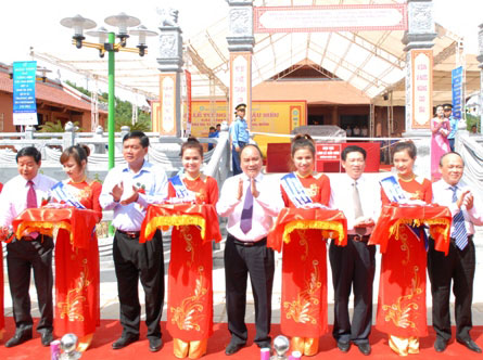Phó Thủ tướng Chính phủ Nguyễn Xuân Phúc cùng một số lãnh đạo các bộ, ban, ngành và tỉnh Nghệ An cắt băng khánh thành khu di tích lịch sử quốc gia Truông Bồn - Ảnh VGP/ Lê Sơn