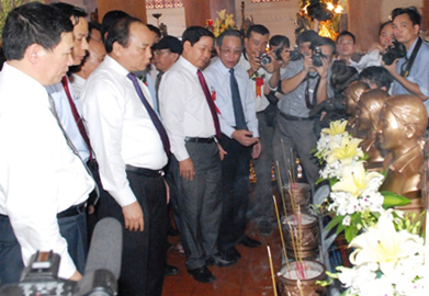 Phó Thủ tướng Nguyễn Xuân Phúc tưởng niệm các anh hùng liệt sỹ tại khu di tích Truông Bồn - Ảnh VGP/Lê Sơn