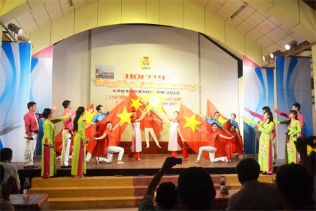 Công đoàn ngành Giáo dục với tiết mục hát múa ca ngợi  Bác Hồ kính yêu.