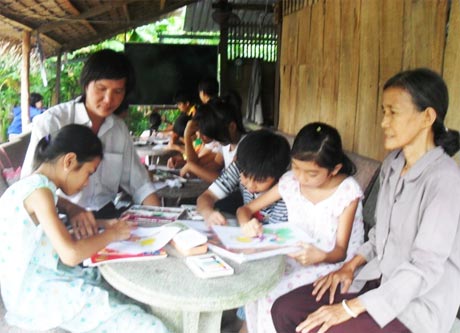 Bà  Nguyễn  Thị Mười  và Họa sĩ  Duy Bảo Việt tại lớp học vẽ miễn phí.