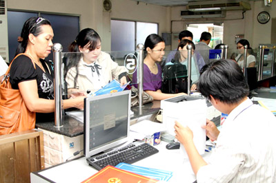 Làm hồ sơ thành lập doanh nghiệp tại sở KH-ĐT.  Ảnh: Đức Quang