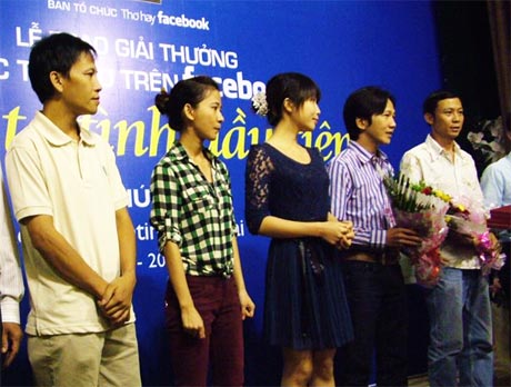 Tác giả Nguyên Chương (thứ 2 từ phải sang) nhận giải cuộc thi.