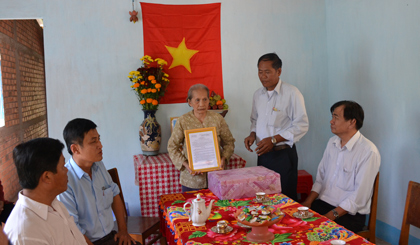 Trao nhà tình nghĩa cho gia đình chính sách tại huyện Chợ Gạo. Ảnh: Như Lam