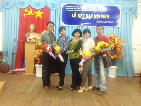 Biên đạo múa Thu Thủy, Chi hội phó Chi hội Múa - Hội Văn học  & Nghệ thuật tỉnh tặng hoa chúc mừng các hội viên mới.