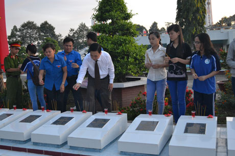 Bí thư Tỉnh ủy cùng đoàn viên TNCS HCM thắp nến tri ân các liệt sĩ