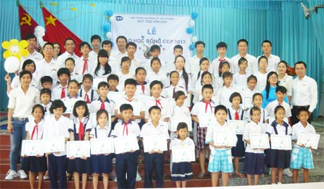 Các em học sinh nhận học bổng CEP.