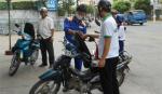 Giá xăng giảm 300 đồng mỗi lít