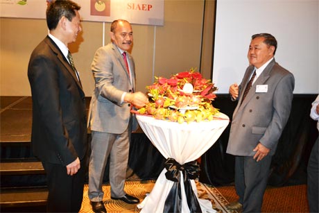 TS Nguyễn Minh Châu (phải) giới thiệu với Toàn quyền New Zealand Jerry Mateparace (thứ hai bên trái) đặc sản thanh long.