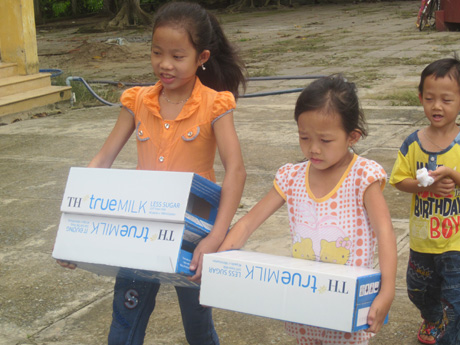Các em nhỏ xã Long Tiên- Cai Lậy vui tươi mang sữa về nhà.
