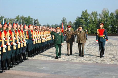 Bộ trưởng Phùng Quang Thanh và Bộ trưởng Shoigu Sergei Kuzugetovich duyệt đội danh dự.