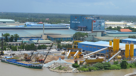 IMF đánh giá, thặng dư tài khoản vãng lai tăng mạnh lên 9,1 tỷ USD trong năm 2012 từ mức 0,2 tỷ USD trong năm 2011, do nhập khẩu giảm và xuất khẩu tăng trưởng mạnh mẽ. Ảnh: Như Lam