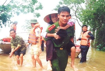 Chiến sỹ CAND giúp dân trong mùa lũ lụt.