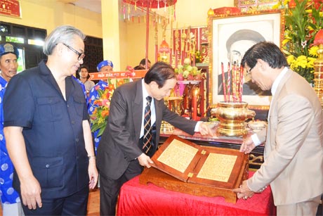 Nhà sử học Nguyễn Khắc Thuần (bên trái) bên quyển sách gỗ độc bản.