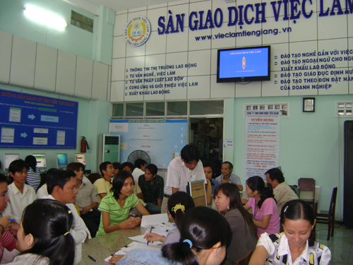 Người lao động tham gia tư vấn tại Trung tâm.