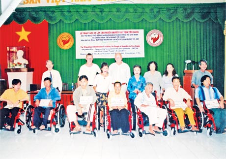 Tặng xe lăn cho người khuyết tật. 				               Ảnh: H. NGA