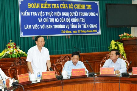 Đồng chí Tô Huy Rứa phát biểu chỉ đạo tại buổi làm việc.