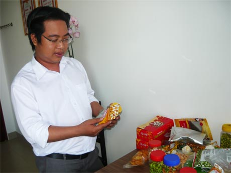 Anh Lữ Minh Trường bên các sản phẩm mang thương hiệu CocoFoods.