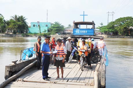 Thanh tra GTVT kiểm tra phương tiện vận chuyển khách ngang sông.