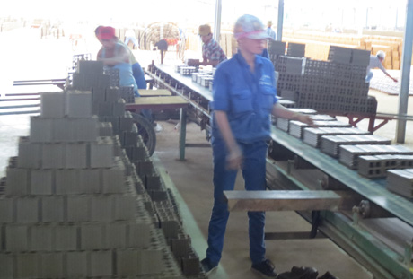 Dây chuyền sản xuất gạch của Công ty Mỹ Xuân.