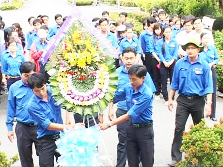 Viếng, đặt tràng hoa trước mộ “3 chiến sĩ gang thép”.