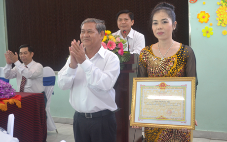 Lãnh đạo Công ty nhận Bằng khen của UBND tỉnh.