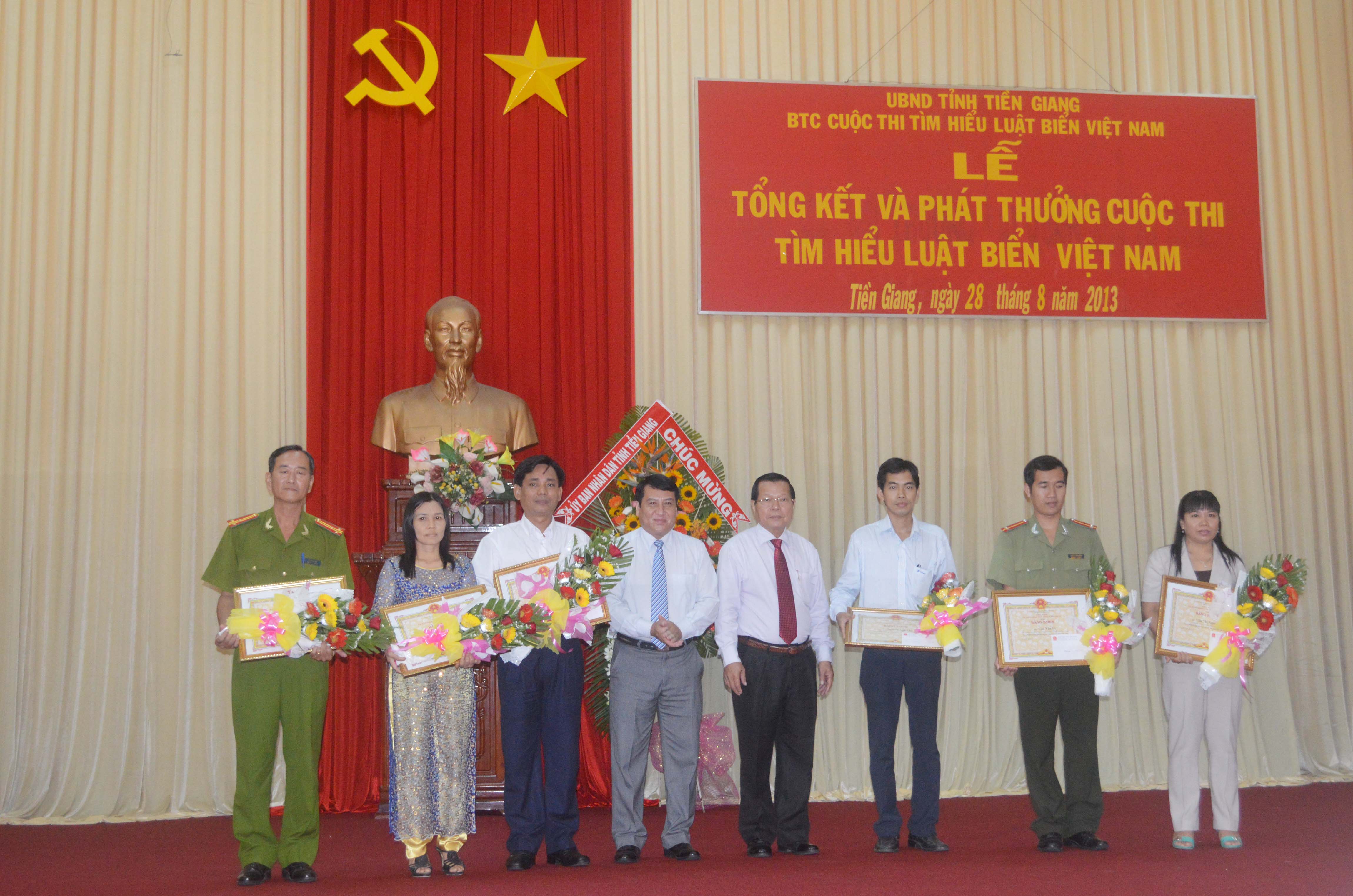 Ông Nguyễn Văn Khang, Chủ tịch UBND trao giải cho các cá nhân đoạt giải Nhất, Nhì và Ba cuộc thi.