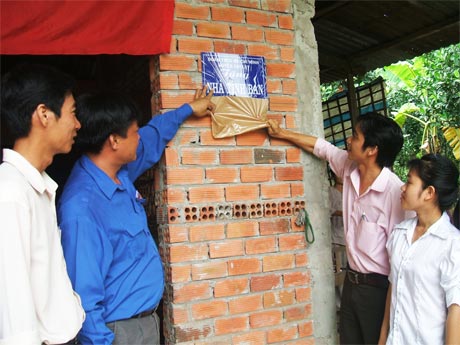 “Nhà tình bạn” được trao cho em Lương Thị Kim Nguyên, cựu học sinh lớp 12A3, Trường THPT Phan Việt Thống. 