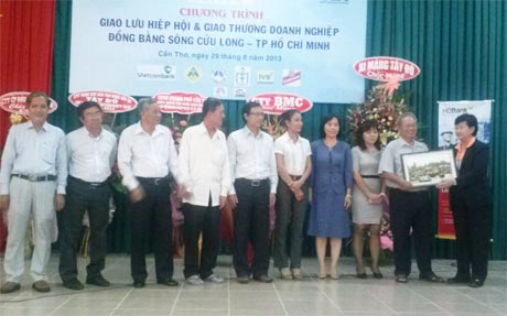 Đoàn Hiệp hội DN Tiền Giang tham gia chương trình giao lưu.