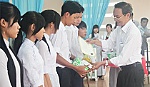 Trao 105 suất học bổng cho học sinh nghèo hiếu học