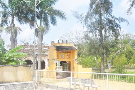 Lăng  Hoàng Gia,  một trong những điểm tham quan  du lịch  của thị xã. Ảnh:  Thế Anh
