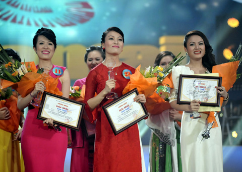 Ba thí sinh giành giải Nhất Sao Mai 2013 ở 3 dòng nhạc, từ trái qua: Võ Hồng Quân (thính phòng), Trần Thị Huyền Trang (dân gian) và Ngô Thị Thanh Huyền (nhạc nhẹ)