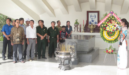 CCB, đoàn viên thanh niên dâng hoa, thắp hương mộ 