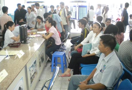 Người lao động tìm hiểu thông tin việc làm tại Trung tâm Giới thiệu việc làm Tiền Giang. Ảnh: Vân Anh