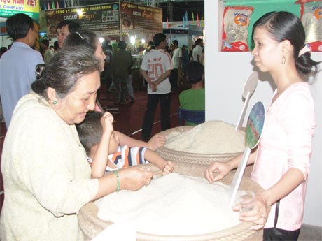 Hạt gạo đồng bằng cứ mãi “long đong”.