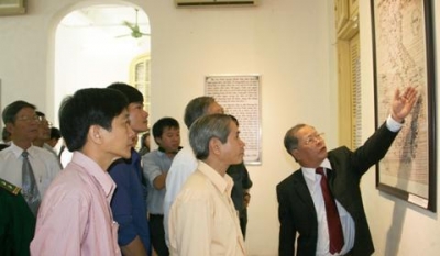  Giám đốc Bảo tàng Văn hóa Huế Trần Đình Kết giới thiệu triển lãm cho quan khách. 