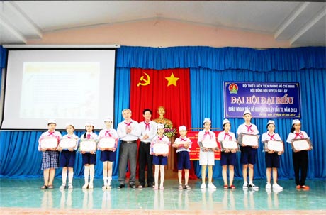 Tuyên dương, khen thưởng các đội viên đạt danh hiệu “Cháu ngoan Bác Hồ”.