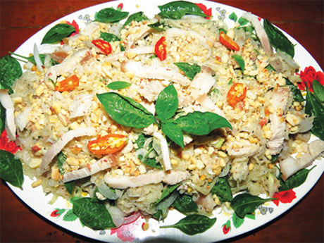 Gỏi chua rau chuối đậm chất dân dã như tính cách của người dân quê nghèo.
