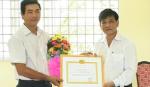 Đảng ủy Khối CCQ tỉnh: Tặng Giấy khen cho đồng chí Nông Thành Thái