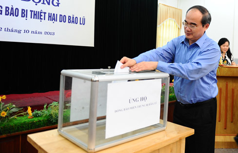 Ủy viên Bộ Chính trị, Chủ tịch UBTWMTTQ Việt Nam Nguyễn Thiện Nhân,   ủng hộ đồng bào bão lụt tại lễ phát động