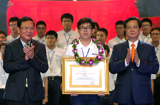 Thủ tướng Nguyễn Tấn Dũng trao Huân chương Lao động hạng Ba cho em Ngô Phi Long. Ảnh: VGP/Nhật Bắc 
