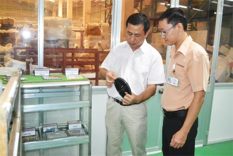 Ông Đỗ Lâm (bên trái) đang kiểm tra sản phẩm.