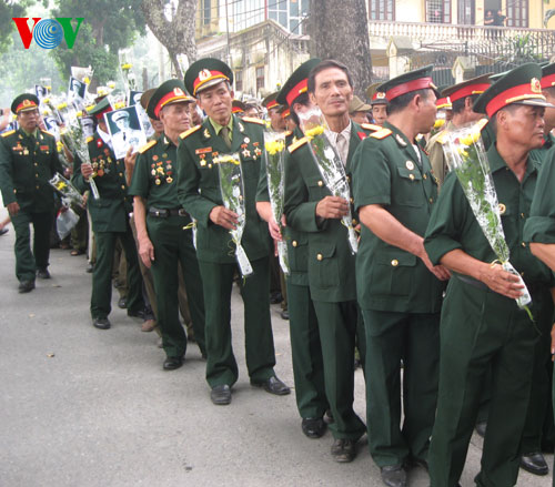 Những chiến sĩ năm xưa nay lại tụ hội về Thủ đô để vào viếng người thủ lĩnh của mình