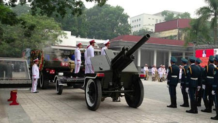 Đội tiêu binh trước cửa nhà tang lễ.