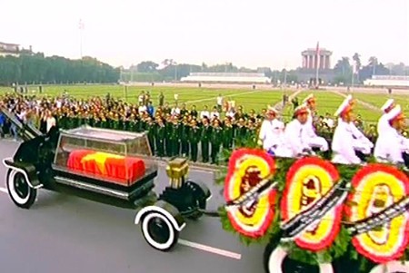 Linh xa khi qua Lăng Chủ tịch Hồ Chí Minh.
