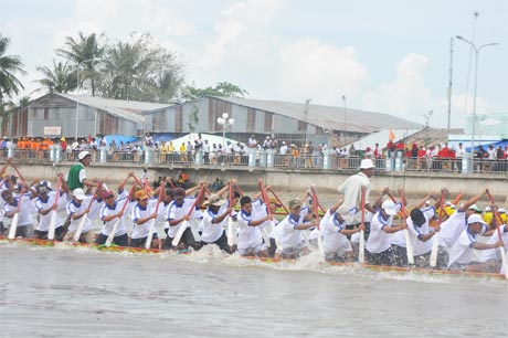 Hàng ngàn người từ khắp nơi về xem Lễ hội Đua ghe ngo ở Sóc Trăng năm 2012.