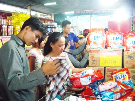 Đông đảo người dân mua sắm hàng hóa tại gian hàng của Co.op Mart Mỹ Tho ở phiên chợ hàng Việt về xã Bình Phục Nhứt,  huyện Chợ Gạo.