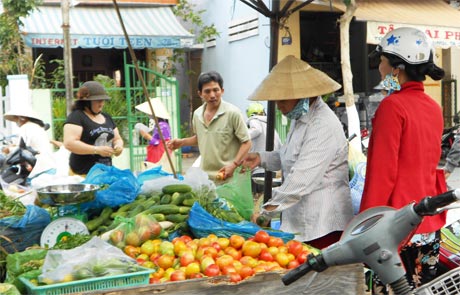Mưa bão khiến giá thực phẩm tăng trong tháng 10. Ảnh: Vân Anh