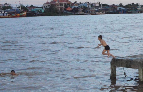 Tắm sông là một trong những nguyên nhân xảy ra đuối nước ở trẻ em. Ảnh: Vân Anh