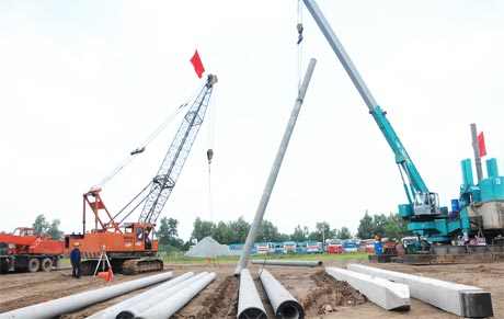 Quang cảnh khởi công tại công trình xây dựng.